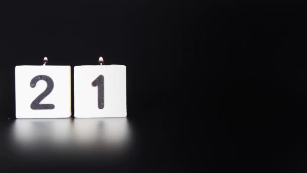 一支正方形的蜡烛 上面点亮并吹灭了21号 在黑暗的黑色背景下庆祝生日或结婚周年纪念日 — 图库视频影像