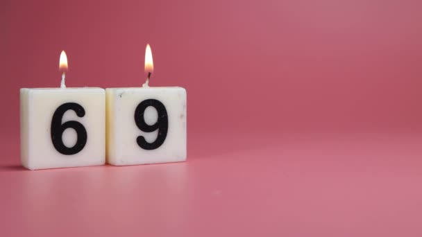 Uma Vela Quadrada Dizendo Número Aceso Apagado Fundo Rosa Celebrando — Vídeo de Stock