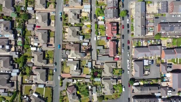 英国のヨークシャーのクレヒートン村の空中映像は 晴れた夏の日に撮影された典型的な英国の住宅不動産のトップダウンビューを示しています — ストック動画