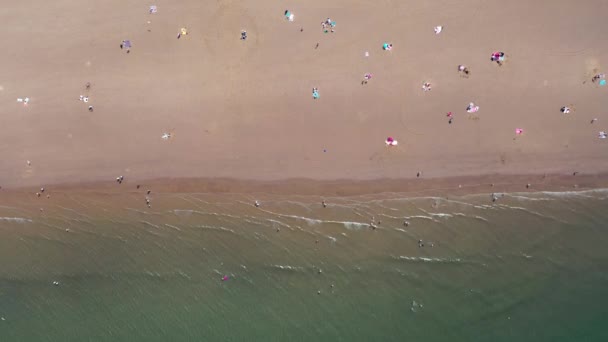 Съемки Воздуха Красивого Пляжа Уитби Великобритании Северный Йоркшир Показывающие Вид — стоковое видео