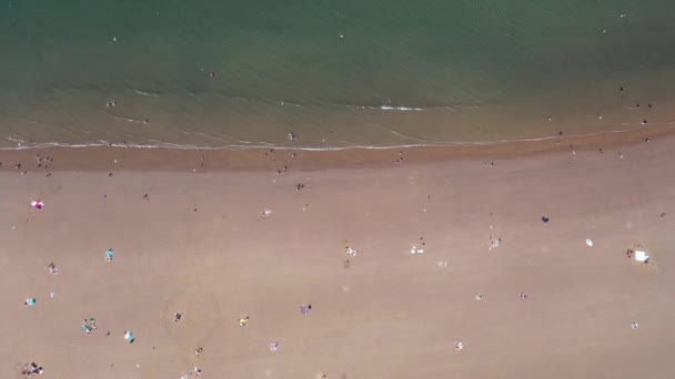 英国北约克郡惠特比美丽海滩的空中录像显示 夏季天气炎热的日子 人们在沙滩上放松和玩耍的无人驾驶飞机画面由上至下 — 图库视频影像