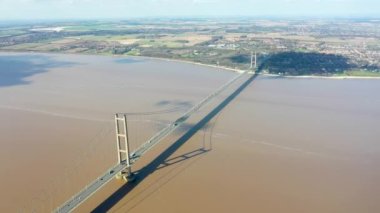 Humber Köprüsü 'nün Kingston yakınlarındaki Yorkshire, İngiltere' nin Doğu Binicisi 'nin hava görüntüleri güneşli bir günde gökyüzünde birkaç beyaz tüylü bulutla çekilmiş tek kaplamalı yol asma köprüsü..