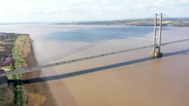 Humber Köprüsü 'nün Kingston yakınlarındaki Yorkshire, İngiltere' nin Doğu Binicisi 'nin hava görüntüleri güneşli bir günde gökyüzünde birkaç beyaz tüylü bulutla çekilmiş tek kaplamalı yol asma köprüsü..