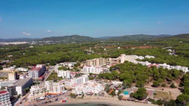 İspanya 'nın güzel İbiza kasabasının havadan çekilmiş görüntüleri sahilde Es Canar' ın önünü ve kasabasını gösteriyor. Playa Es Canar olarak bilinen kumlu plajı güneşli bir günde güneşli bir günde.