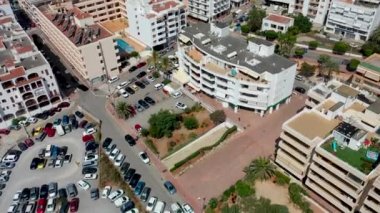 İspanya 'nın Balear adalarındaki İbiza adasının hava görüntüleri, güneşli bir yaz gününde Santa Eularia des Riu kasabasının şehir merkezinin insansız hava aracı görüntüsünü gösteriyor.