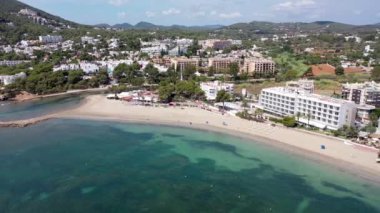 Güneşli bir yaz gününde İspanya 'nın İbiza kentindeki Santa Eularia des Riu' daki plaj ve otelleri gösteren güzel İbiza adasının hava görüntüleri.