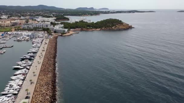 スペインのイビザ島の美しい島の空中ドローン映像は 明るい晴れた夏の日にサンタ エウラリア リウの地中海によってビーチや港エリアを示すバレアレス諸島で — ストック動画