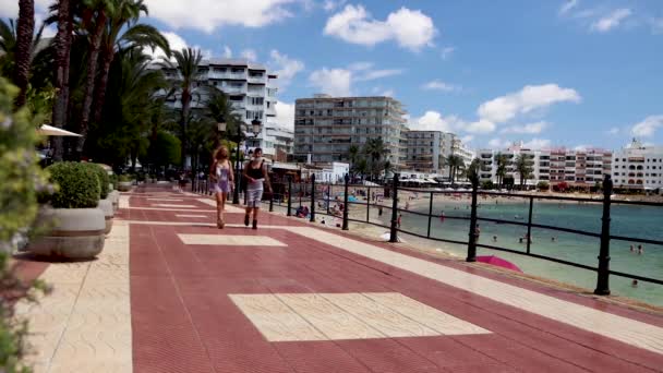 Ibiza Espanha Julho 2020 Filmagem Pessoas Usando Máscaras Devido Surto — Vídeo de Stock