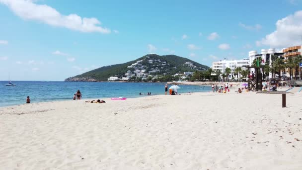 Ibiza Spain Juli 2020 Footage People Relaxing Beautiful Beach Known — Stok Video