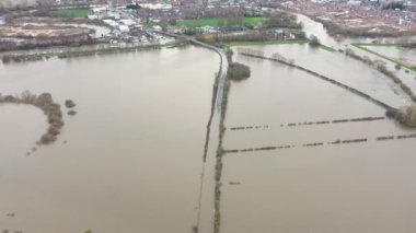 Leeds West Yorkshire 'daki Castleford yakınlarındaki Allerton Bywater kasabasının insansız hava aracı görüntüleri, yağmurlu bir kış günü, fırtına sonrası, Aire Nehri' nin taşan tarlalarını gösteriyor..