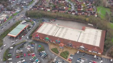 Leeds UK 24 Aralık 2019: Leeds West Yorkshire İngiltere 'de Colton kasabasında Argos ve Pets ile birlikte büyük bir Sainsbury süpermarket alışveriş merkezinin hava görüntüleri,