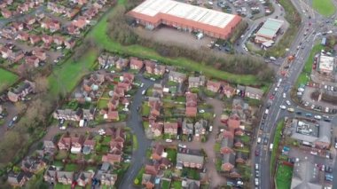 Kışın Leeds West Yorkshire 'daki Colton kasabasının havadan çekilmiş görüntüleri Sainsbury' deki bir süpermarketin ve kışın işlek bir otoparkın yanındaki bir konut arazisine bakıyor.