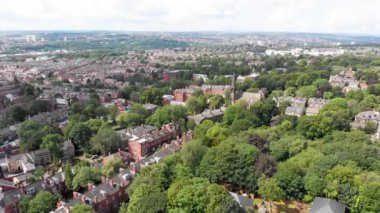 Leeds 'in Headingley kasabasının hava görüntüleri, ünlü Leeds Üniversitesi kampüsünü ve arka plandaki yol ve trafik merkezini gösteriyor, güneşli bir günde çekilmiş..