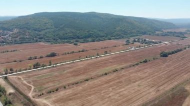Bulgaristan 'ın Obzor kentinde çekilen güzel tarlaların ve dağların hava manzaralı görüntüleri, insansız hava aracının dağlara doğru gittiğini gösteriyor.