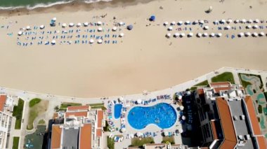 Bulgaristan 'ın güzel küçük kasabası ve sahil beldesi Obzor' un hava görüntüleri Karadeniz kıyısındaki altın güneşli sahillerde dinlenen ve eğlenen insanları gösteriyor.