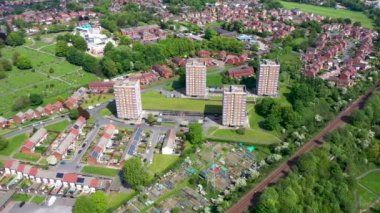 İngiltere 'nin batısında Leeds, West Yorkshire' da bir bölge olan Bramley kasabasının insansız hava aracı görüntüleri konut konutlarını ve dört blok apartman dairesini gösteriyor.