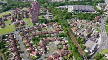 İngiltere 'nin batısındaki Leeds, West Yorkshire' da bir bölge olan Bramley kasabasının insansız hava aracı görüntüleri konutların, apartmanların ve apartmanların ve oradan geçen bir trenin görüntülerini gösteriyor..