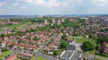 İngiltere 'nin batısında Leeds, West Yorkshire' da bir bölge olan Bramley kasabasının insansız hava aracı görüntüleri konut konutlarını ve dört blok apartman dairesini gösteriyor.