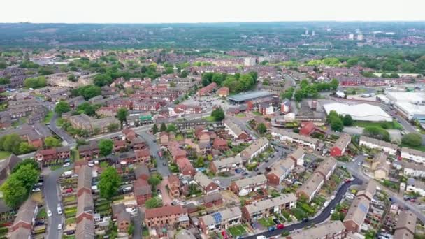 西リーズ 西ヨークシャー 英国の地区であるブラムリー町の空中ドローン映像は 住宅団地 夏の時間に半戸建住宅を示しています — ストック動画