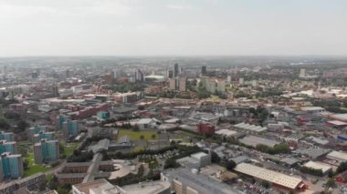 Leeds, West Yorkshire, İngiltere 'deki St. James Üniversitesi Hastanesi' nin hava görüntüleri, güneşli bir günde hastanenin, acil servisin ve Leeds Şehir Merkezi 'nin arka planda olduğunu gösteriyor..
