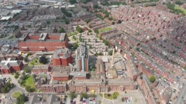 Leeds, West Yorkshire, İngiltere 'deki St. James Üniversitesi Hastanesi' nin hava görüntüleri, güneşli bir günde hastanenin, acil servisin ve Leeds Şehir Merkezi 'nin arka planda olduğunu gösteriyor..