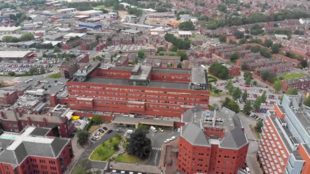英国西约克郡利兹的圣詹姆斯大学医院的空中录像 在阳光灿烂的日子里 显示了医院 Ae入口和地面以及利兹市中心的背景 — 图库视频影像