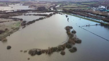 Leeds West Yorkshire 'daki Castleford yakınlarındaki Allerton Bywater kasabasının insansız hava aracı görüntüleri, yağmurlu bir kış günü, fırtına sonrası, Aire Nehri' nin taşan tarlalarını gösteriyor..