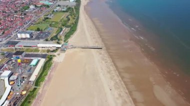 İngiliz sahil kasabası Skegness 'in İngiltere' nin the East Lindsey semtinde yer alan hava görüntüleri, İngiltere 'de tatildeyken tatilde olan tatilcileri gösteriyor.