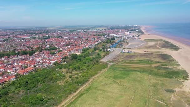 Flygbilder Från Centrum Och Sanddyner Skegness Som Visar Piren Sandstranden — Stockvideo