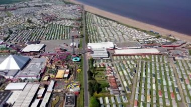 Skegness köyündeki Fantezi Adası karavan kamp parkının havadan çekilmiş görüntüleri. Yazın okyanus kenarındaki karavan ve kumlu plajları gösteriyor.