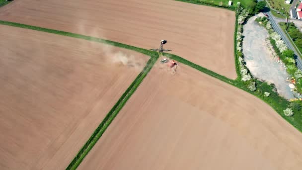 Filmagem Aérea Campo Agricultores Sendo Arado Por Trator Verão Mostrando — Vídeo de Stock