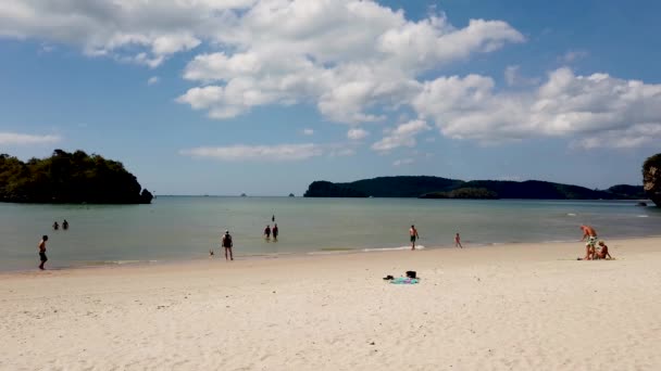 Footage Showing People Relaxing Having Fun Sunbathing Beautiful Sandy Beach — Vídeo de stock