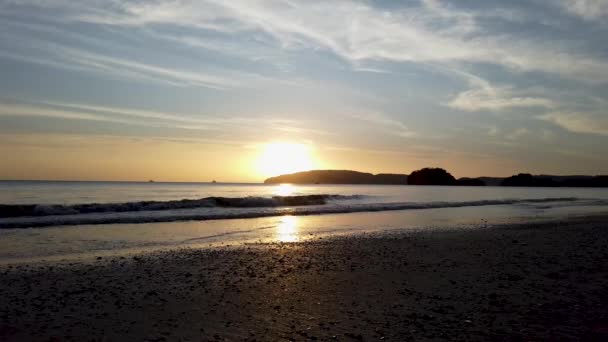 Όμορφο Ηλιοβασίλεμα Πάνω Από Την Παραλία Στην Πόλη Της Krabi — Αρχείο Βίντεο