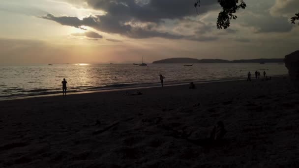海滩上美丽的落日镜头被称为 Hat Noppharat Thara 位于泰国克拉比的Ao Nang地区 人们在海滩上欣赏日落 — 图库视频影像