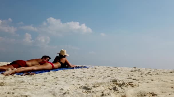 タイのクラビで撮影された美しい晴れた日に砂の日光浴でロマンチックな若いカップルは 島は地元ではコ チキン島 とトゥブ島として知られています — ストック動画