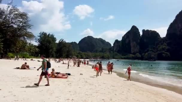 Imágenes Del Lapso Tiempo Gente Una Hermosa Playa Krabi Tailandia — Vídeo de stock