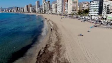 Benidorm Playa Levante plajının, otellerin, binaların, restoranların ve Benidorm 'un sahil ve kumlu sahillerinin havadan çekilmiş görüntüleri İspanya' nın Alicante sahilindeki tatil beldesi..