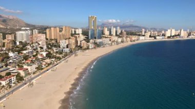 Benidorm Playa Levante plajının, otellerin, binaların, restoranların ve Benidorm 'un sahil ve kumlu sahillerinin havadan çekilmiş görüntüleri İspanya' nın Alicante sahilindeki tatil beldesi..