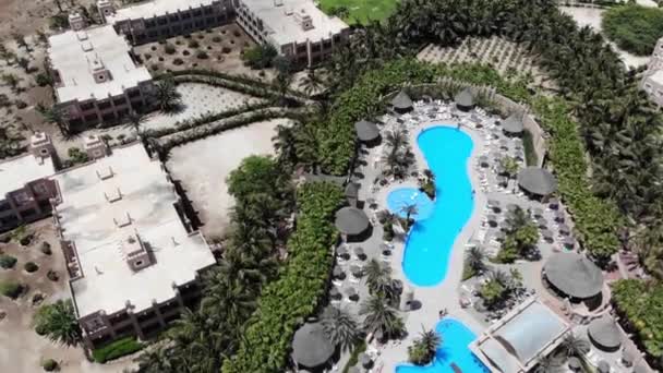 素晴らしいHotel Riu Palace Cabo Verde Hotel Riu Funanaを示す空撮映像で ホテルの客室とスイミングプールを示しています — ストック動画