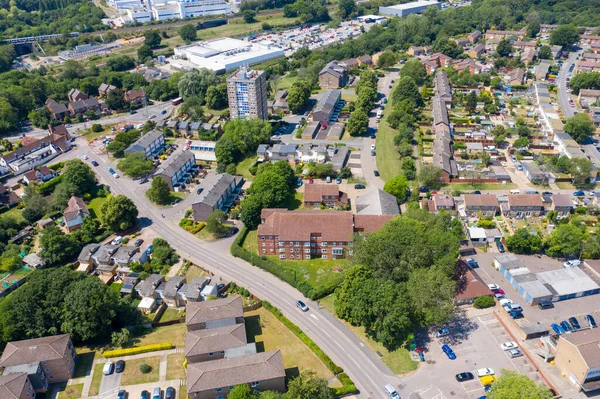 Hertfordshireの英国の町Stevageの空中写真暑い晴れた夏の日に 村の家の行を持つ典型的な英国の住宅不動産を示しています — ストック写真