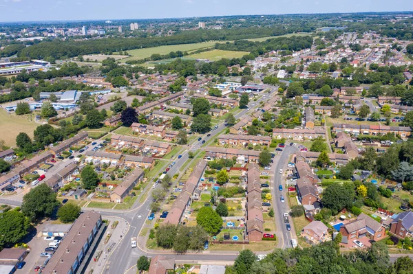 Hertfordshireの英国の町Stevageの空中写真暑い晴れた夏の日に 村の家の行を持つ典型的な英国の住宅不動産を示しています — ストック写真