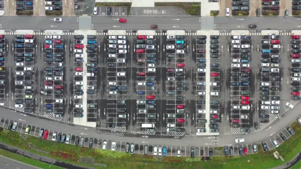 Aerial Footage Busy Car Park Located Shopping Centre Leeds West — Stockvideo