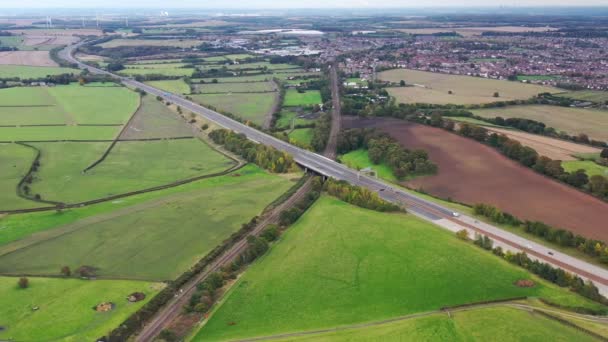 Aerial Footage M62 Motorway Located Leeds Showing Train Track Going — ストック動画