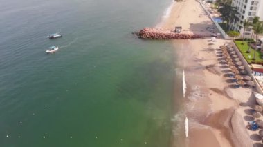 Meksika 'daki Puerto Vallarta' nın güzel sahil ve kıyı bölgesinin insansız hava aracı görüntüleri. Şehir, güneşli bir günde çekilen, Jalisco olarak bilinen eyaletin Pasifik kıyısında yer alıyor.