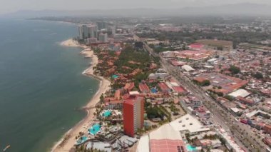 Meksika 'daki Puerto Vallarta' nın güzel sahil ve kıyı bölgesinin insansız hava aracı görüntüleri. Şehir, güneşli bir günde çekilen, Jalisco olarak bilinen eyaletin Pasifik kıyısında yer alıyor.
