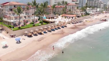 Meksika 'daki Puerto Vallarta' nın güzel sahil ve kıyı bölgesinin insansız hava aracı görüntüleri. Şehir, güneşli bir günde çekilen, Jalisco olarak bilinen eyaletin Pasifik kıyısında yer alıyor.