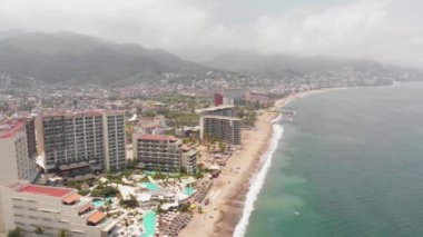 Meksika 'daki Puerto Vallarta' nın güzel sahil ve kıyı bölgesinin insansız hava aracı görüntüleri. Şehir, güneşli bir günde çekilen, Jalisco olarak bilinen eyaletin Pasifik kıyısında yer alıyor.