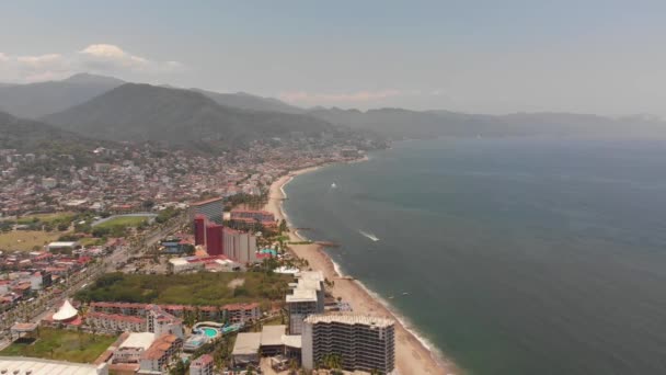 メキシコのプエルト バジャルタの美しいビーチと沿岸地域の空中ドローン映像 町はハリスコとして知られている州の太平洋岸にあり 晴れた日に撮影されました — ストック動画