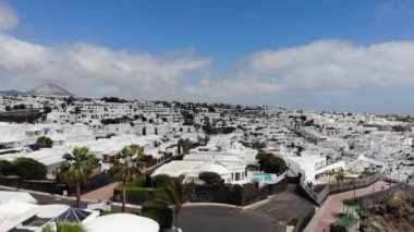 Batı Afrika, İspanya açıklarındaki Kanarya adalarından birinin güzel Lanzarote otel ve evlerinin insansız hava aracı görüntüleri..