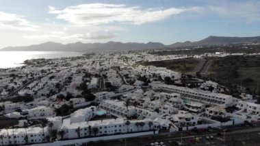 Batı Afrika, İspanya açıklarındaki Kanarya adalarından birinin güzel Lanzarote otel ve evlerinin insansız hava aracı görüntüleri..
